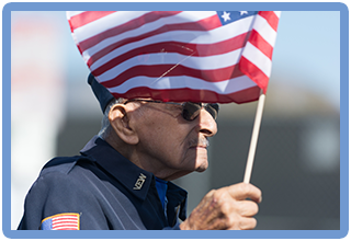 Photo Veteran waving flag